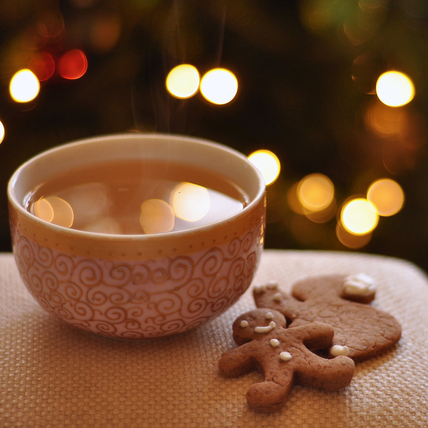 hot mug of tea with gingerbread cookies