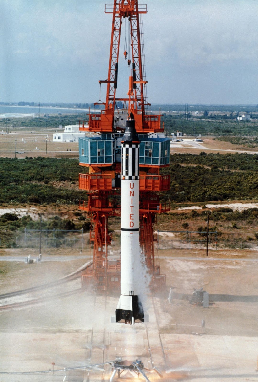 Lançamento da missão Mercury-Redstone 3, que levou o astronauta Alan Shepard ao espaço, em 05/mai/1961.
