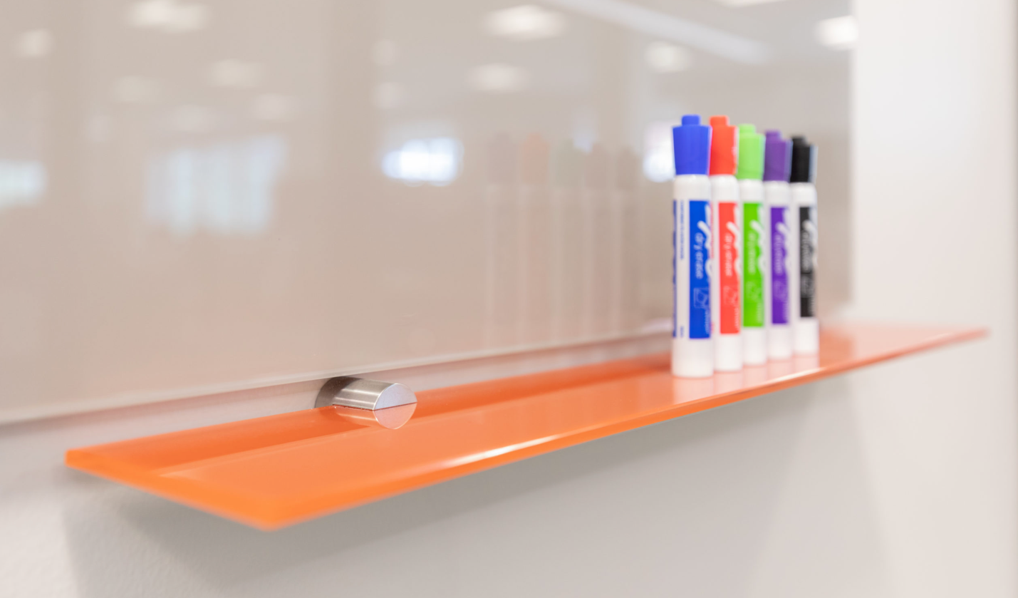 A group of markers on a shelf

Description automatically generated