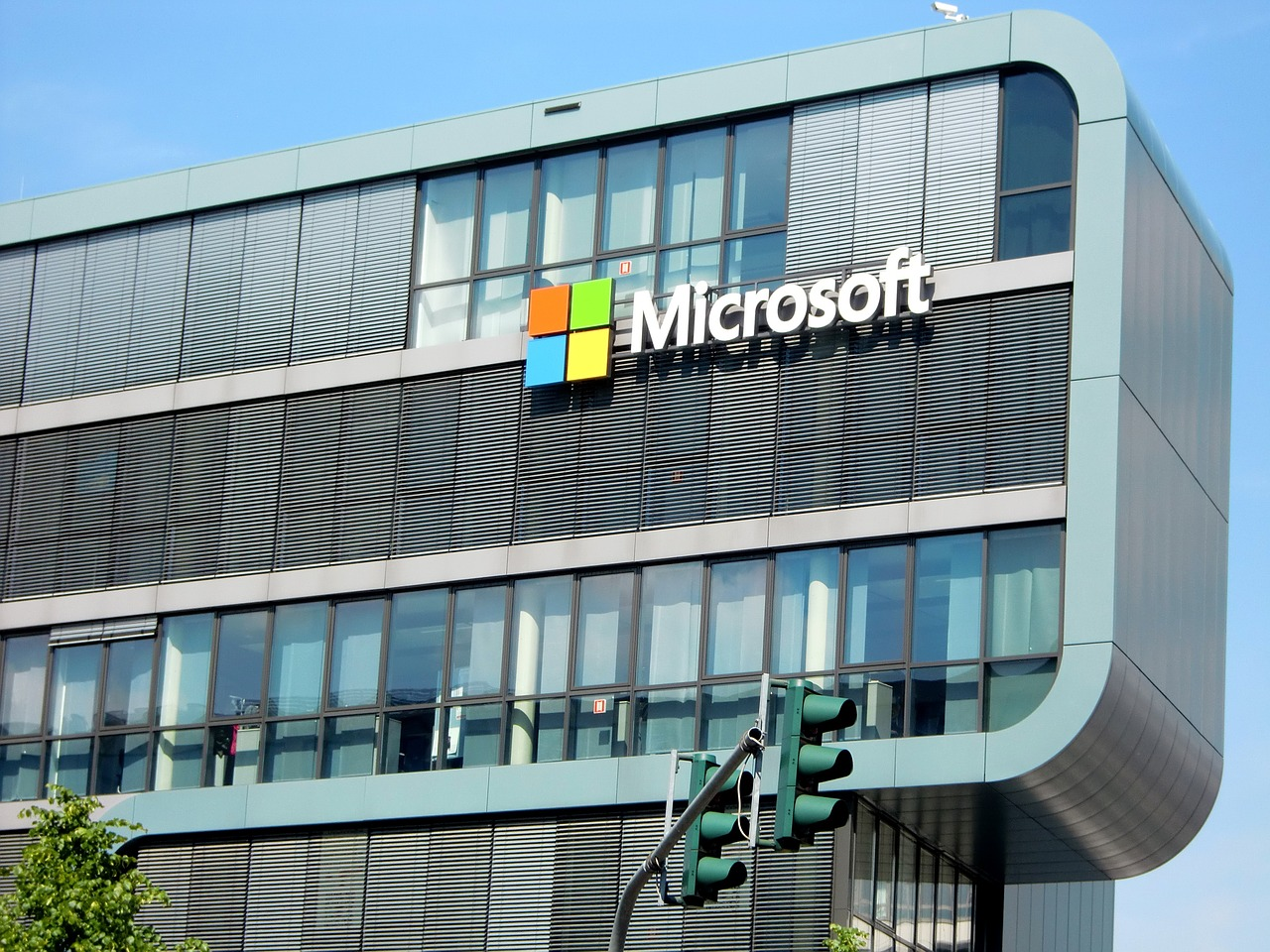 Microsoft-byggnad mot en blå himmel