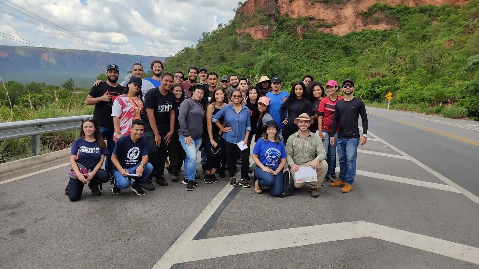Grupo de pessoas a andarem na estrada

Descrição gerada automaticamente