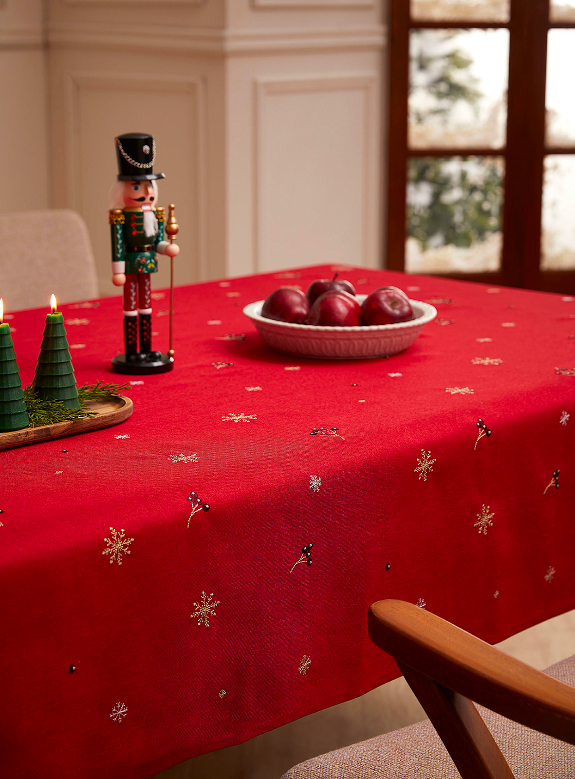 Exquisite Embroidered Berries and Snowflakes Tablecloth - Ideal for Ultimate Holiday Dinner Party Décor - Simons