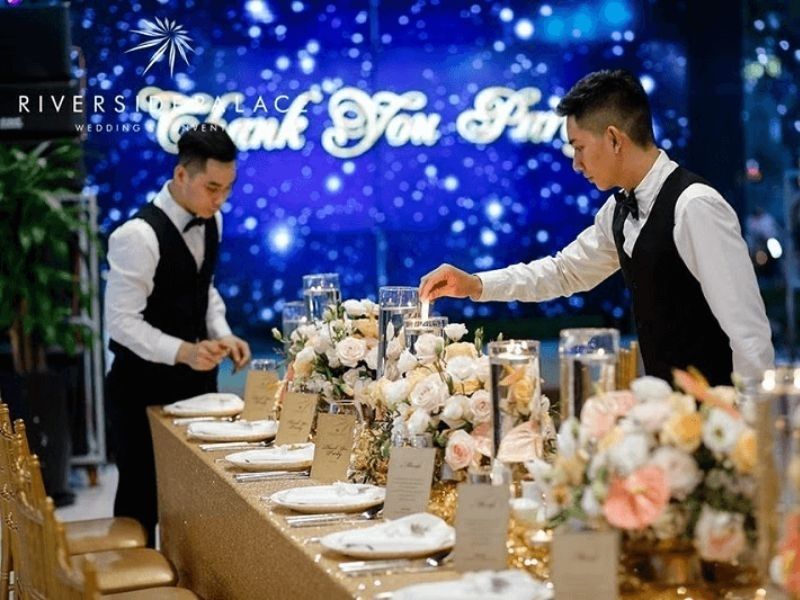 Các trung tâm hội nghị tiệc cưới luôn đảm bảo đội ngũ nhân viên phục vụ tận tâm, chuyên nghiệp