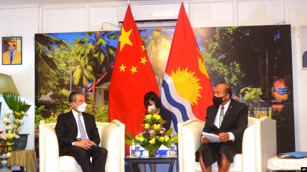TƯ LIỆU - Trong bức ảnh do Tân Hoa Xã công bố, Tổng thống kiêm Bộ trưởng Ngoại giao Kiribati Taneti Maamau (phải) hội kiến Bộ trưởng Ngoại giao Trung Quốc Vương Nghị tại Tarawa, Kiribati, ngày 27 tháng 5 năm 2022.