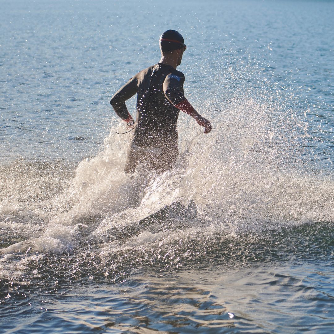 uomo che corre in mare