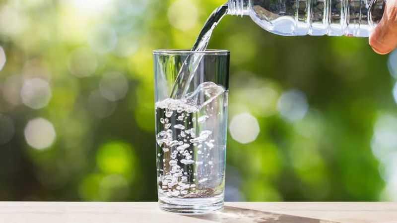 Uống nhiều nước có tác dụng hỗ trợ đào thải vi khuẩn ra khỏi đường tiết niệu