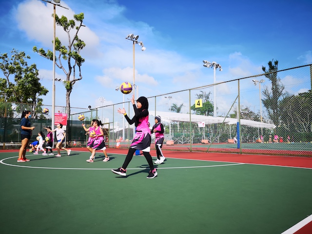 Players Aged 8 to 10 practicing Netball skills 