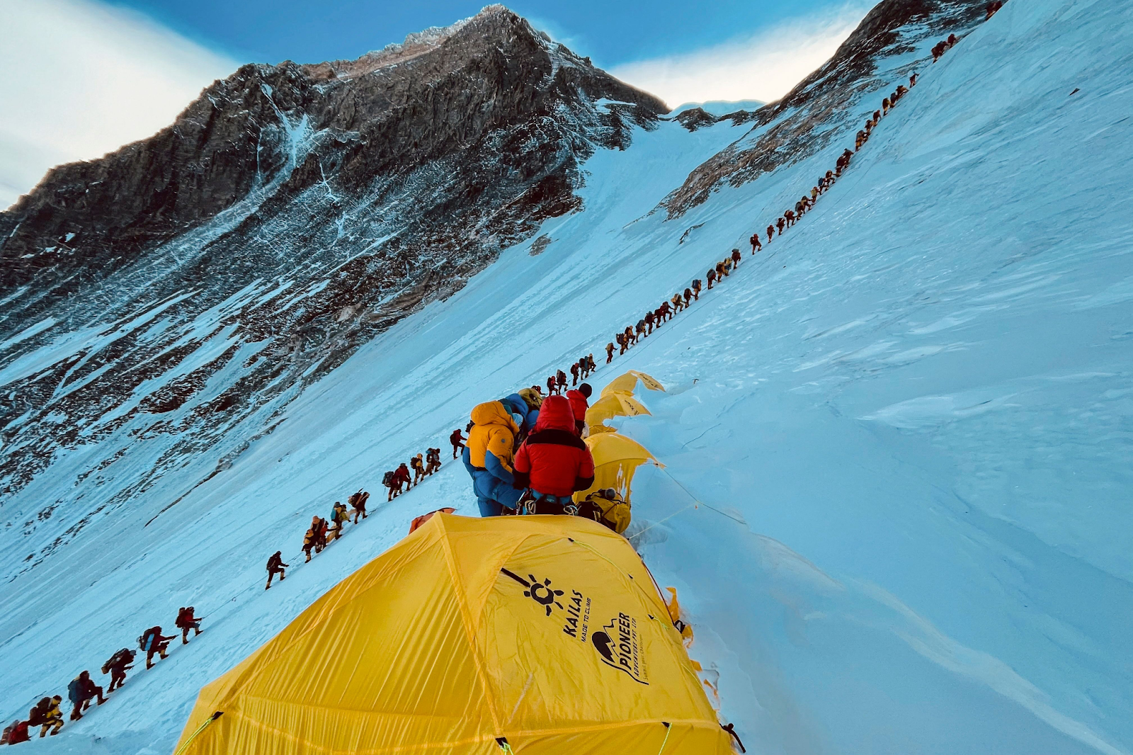 Des grimpeurs font ici la queue pour atteindre le sommet de l’Everest comme Sophie Lavaud