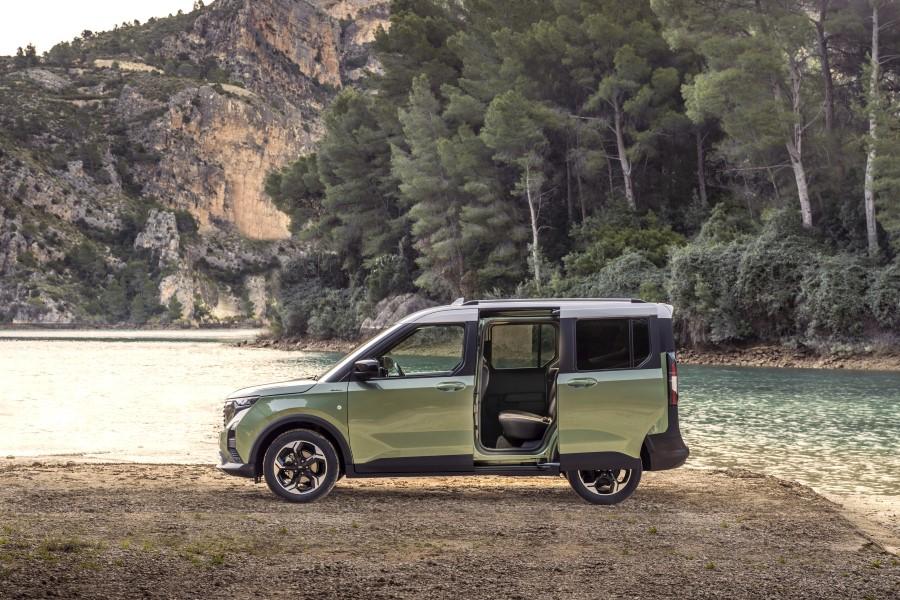 Περιγραφή: A car parked on a beach

Description automatically generated