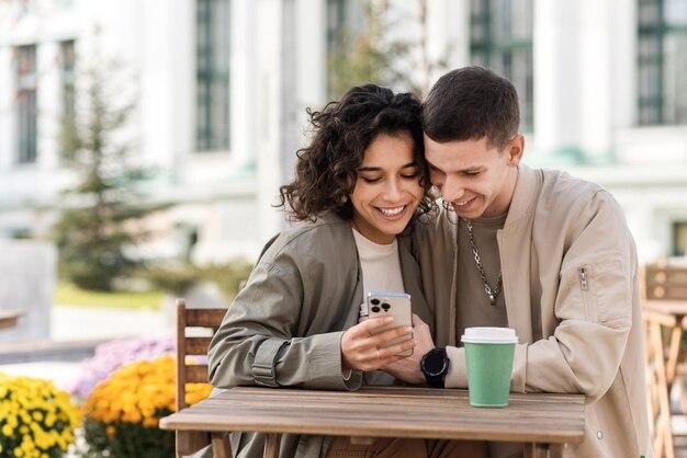 7 Aplicații de dating în România