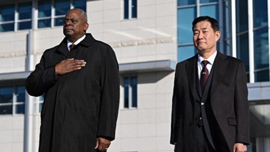 Bộ trưởng Quốc Phòng Mỹ Lloyd Austin (T) và người đồng cấp Hàn Quốc Shin Won-sik (P) tại trụ sở bộ Quốc Phòng Hàn Quốc, Seoul, ngày 13/11/2023. 