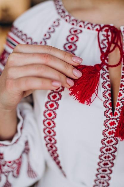 Free photo young ukrainian woman in traditional vyshyvanka