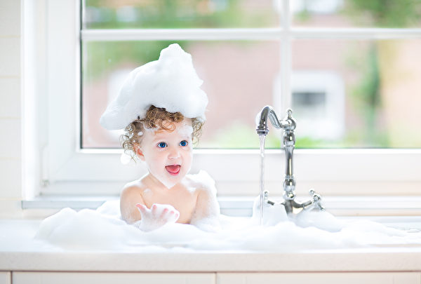 孩子多久洗一次頭髮最健康 皮膚病學會告訴你-新聞分享