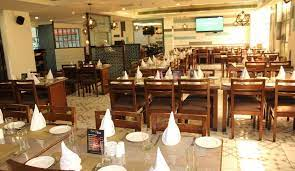 A large room with tables and chairs

Description automatically generated with low confidence