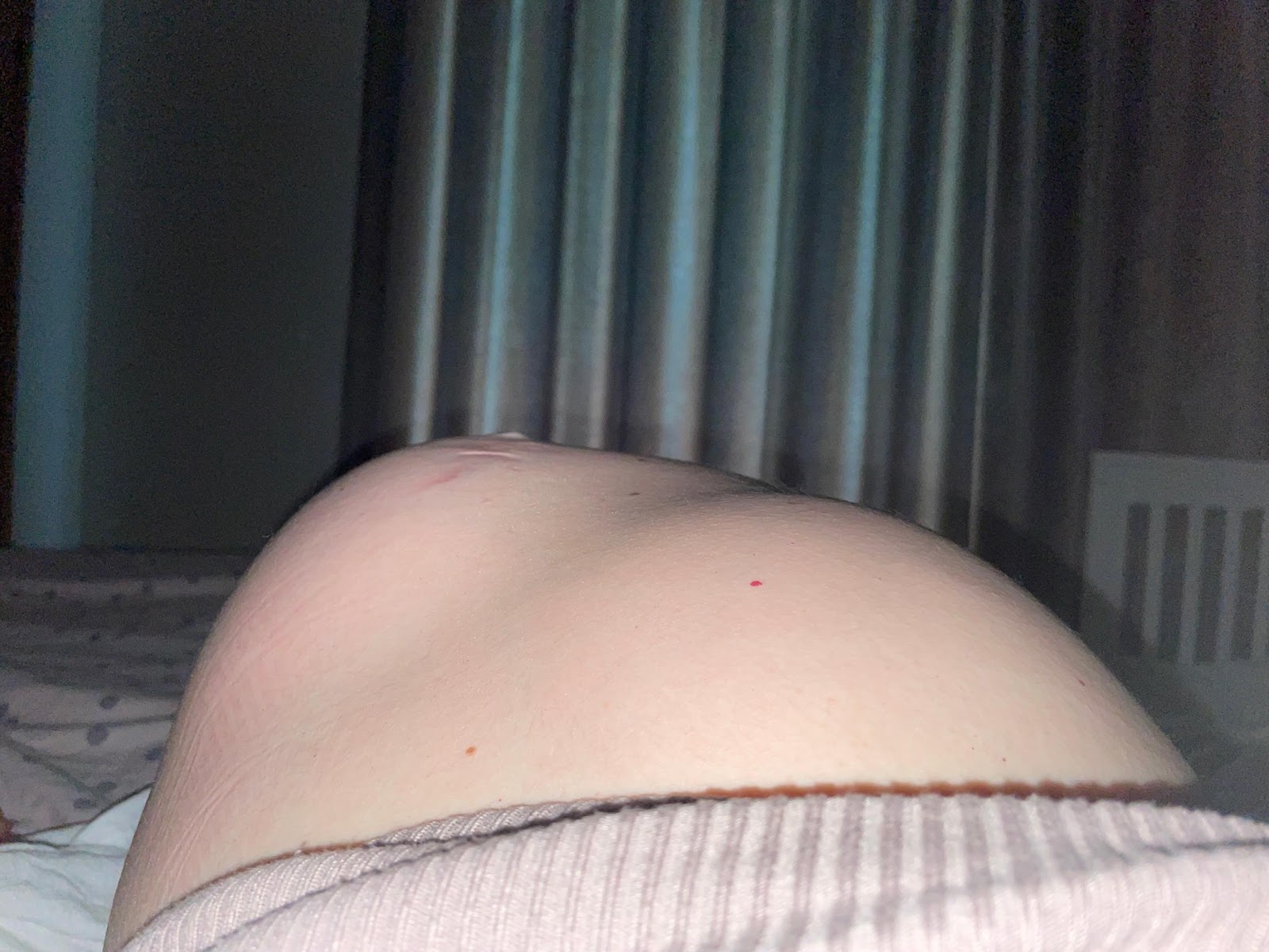 A close up of a pregnant person's belly

Description automatically generated