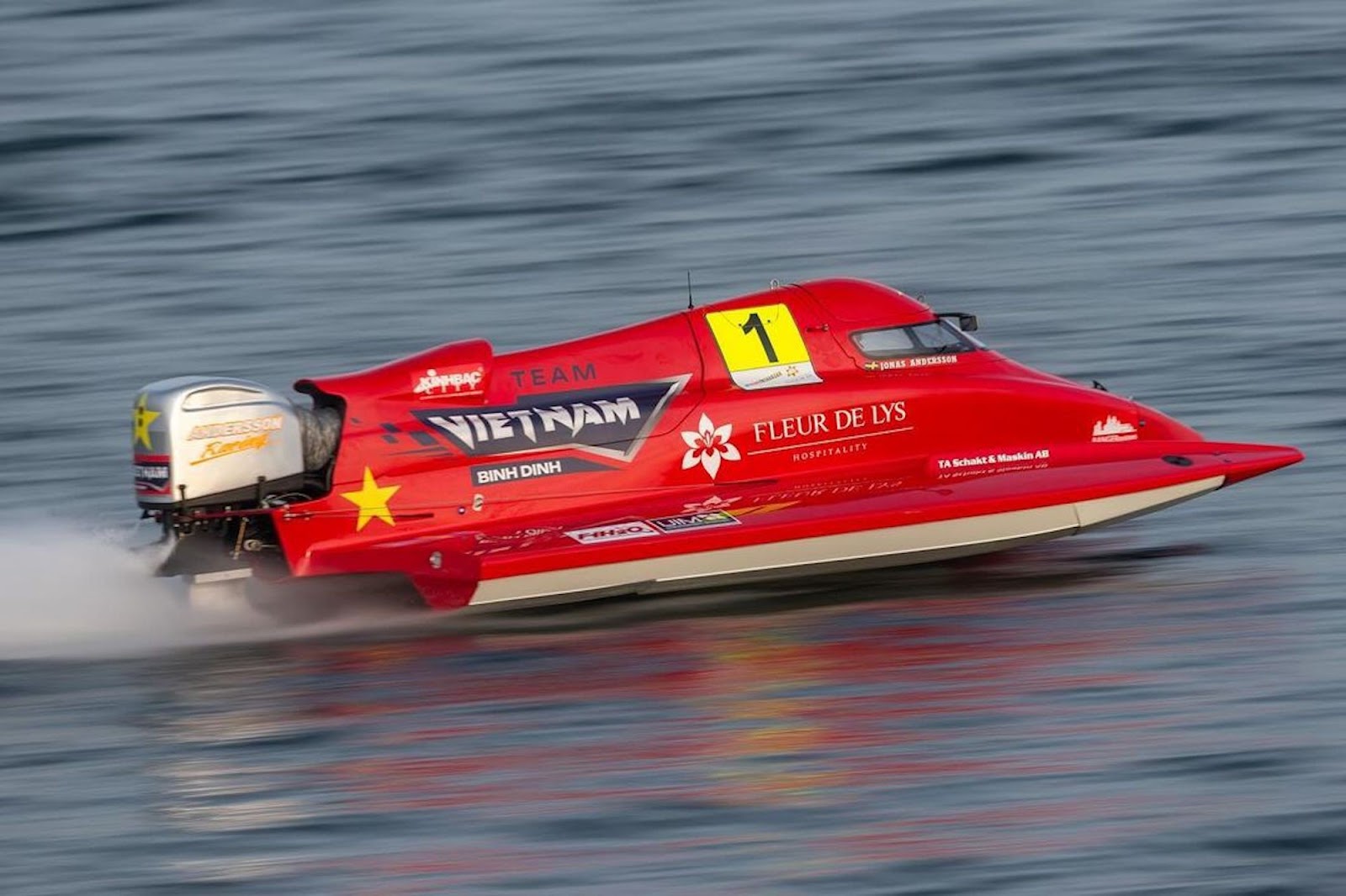 Thuyền máy mang số 1 Team Binh Dinh - Vietnam do đội trưởng Jonas Andersson điều khiển tại chặng UIM F1H2O Grand Prix of Indonesia