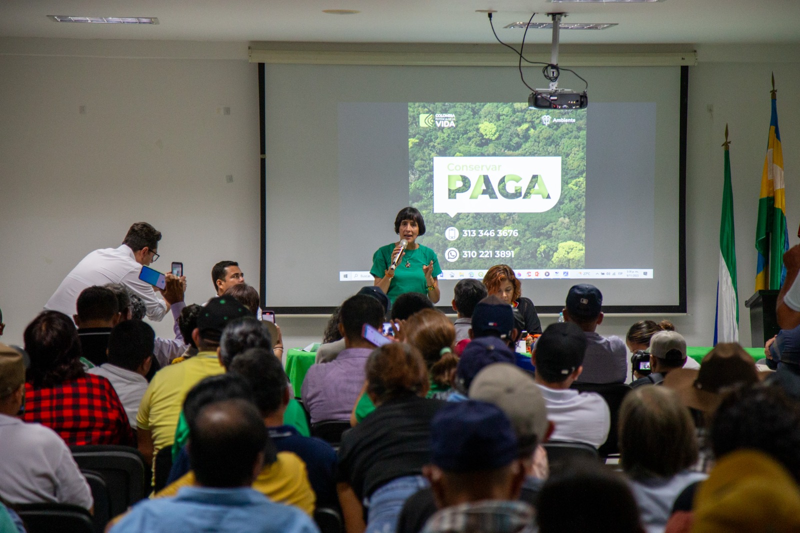 Foto: Ministra de Ambiente, Susana Muhumad, hablando en el auditorio de San José del Guaviare. 