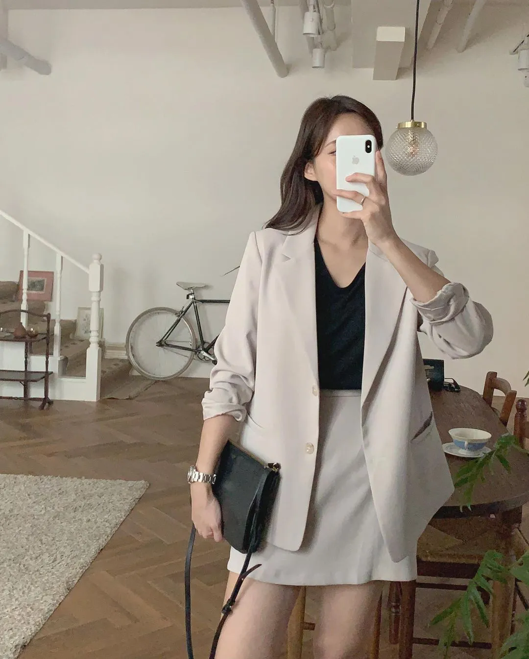 Mẫu phối blazer với chân váy ngắn cá tính