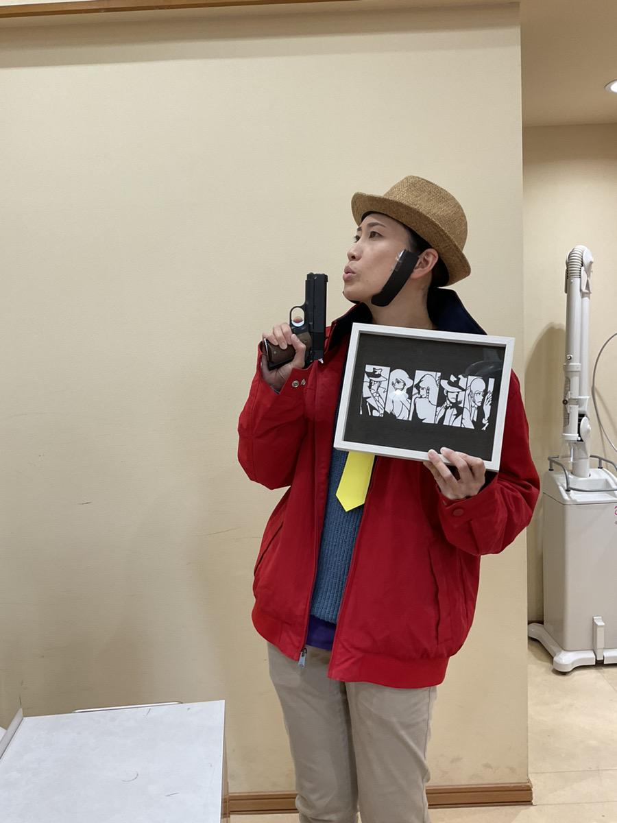 屋内, 人, キッチン, 立つ が含まれている画像

自動的に生成された説明