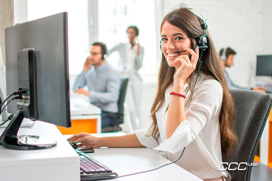 Un asesor de cobranza es quien atiende el centro de llamadas y gestiona el correcto funcionamiento del mismo