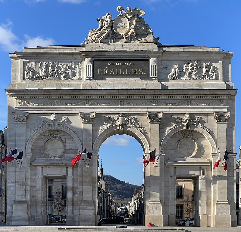 La porte Désilles à Nancy, premier monument aux morts avec les noms des soldats 