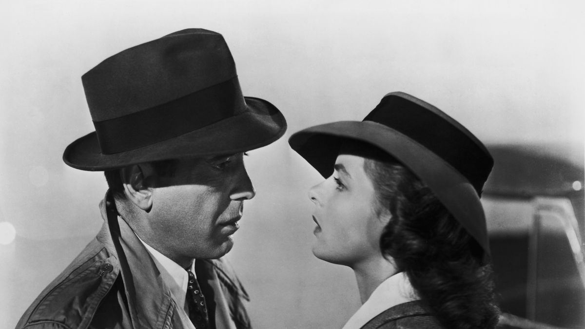 Ilsa y Rick mirándose fijamente en la película Casablanca