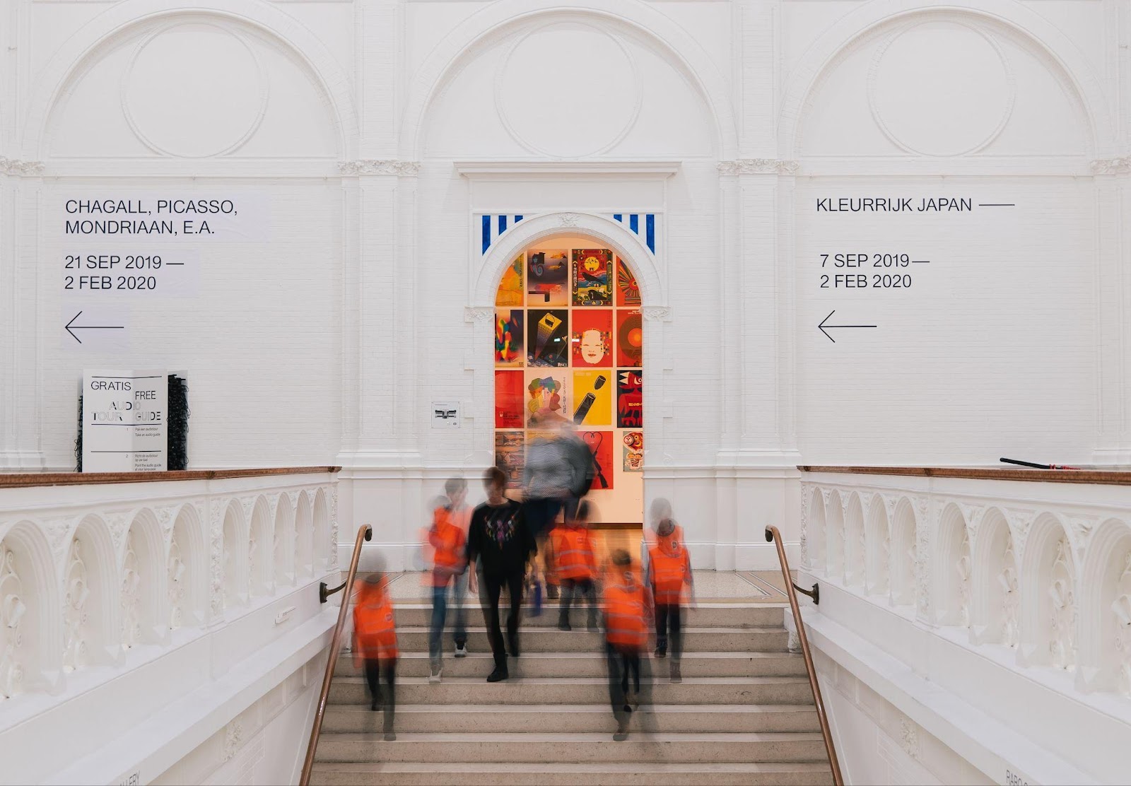 gruppo di bambini scende le scale di un museo dove è stata allestita mostra utilizzando digital storytelling culturale