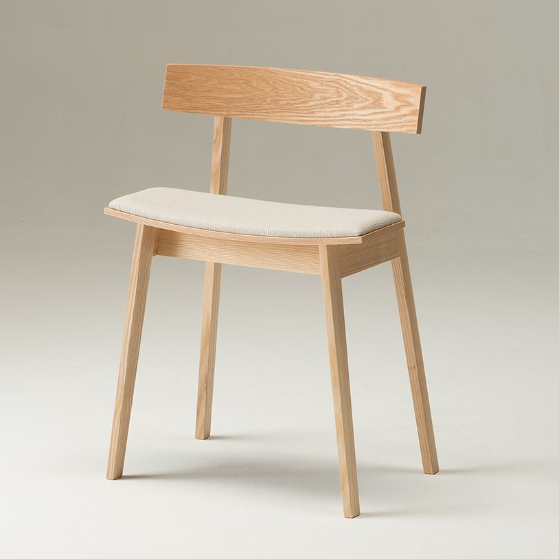 1.【「チェロ弾き」のためにデザインされた木製椅子】WOW - half chair