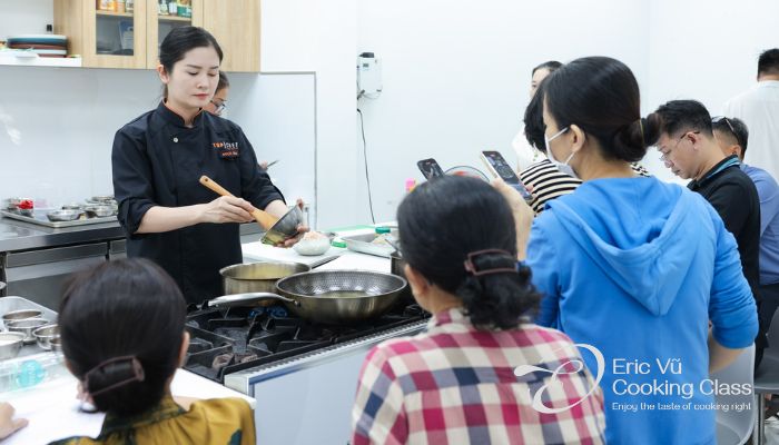 Lop-hoc-lam-mon-pha-lau-ngu-vi-Hong-Kong-tai-Eric-Vu-Cooking-Class