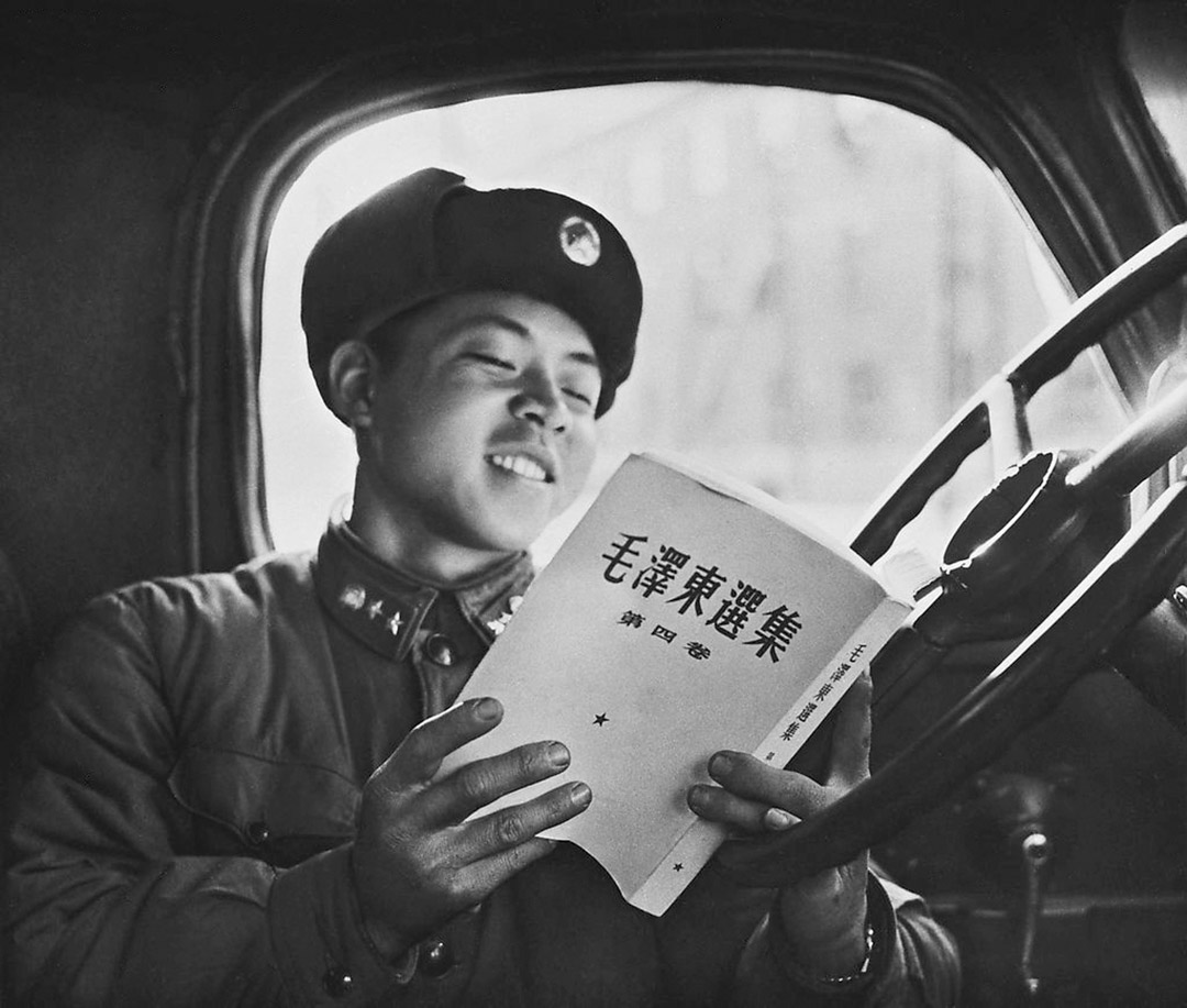 雷鋒閱讀毛澤東主席的著作。 