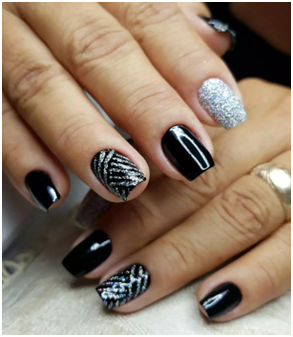 Silver lines Glitter nail design