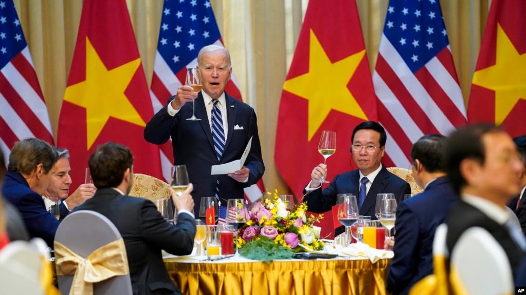 Chủ tịch Thưởng chủ trì tiệc chiêu đãi Tổng thống Joe Biden sau khi hai nước nâng cấp quan hệ lên đối tác chiến lược toàn diện