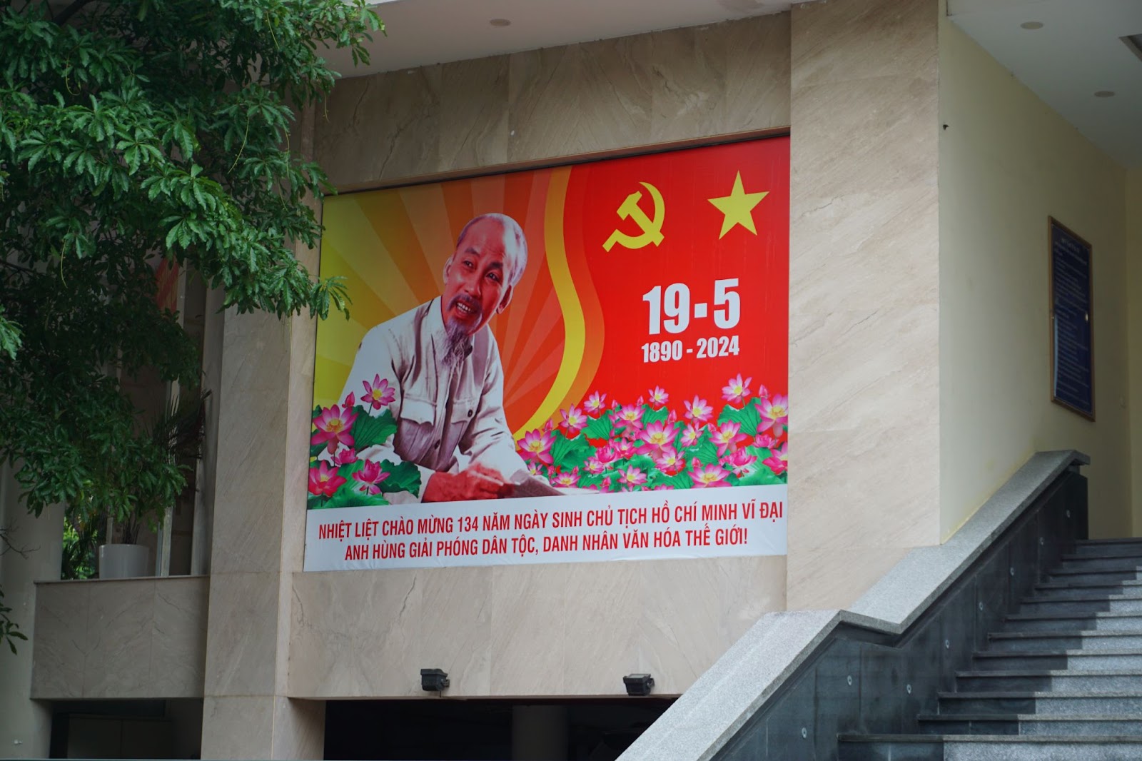 Hà Nội rợp sắc cờ hoa kỷ niệm ngày sinh Chủ tịch Hồ Chí Minh - Ảnh 3.