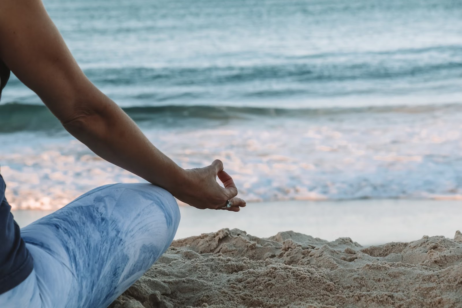 Meditating in front of the waves - Outdoor Exercise