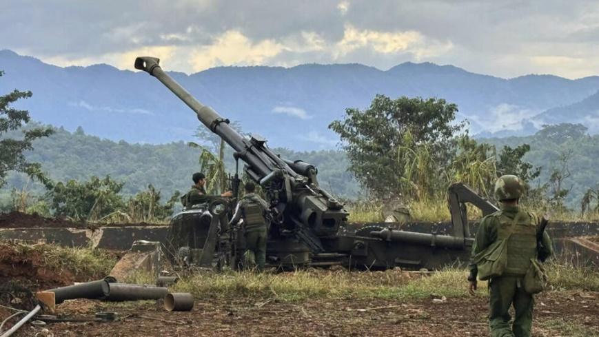Ảnh do truyền thông của phiến quân phổ biến: Quân nổi dậy kiểm tra vũ khí thu được từ quân đội chính phủ Miến Điện tại một địa điểm ở bang Shan, Miến Điện, ngày 24/11/2023.