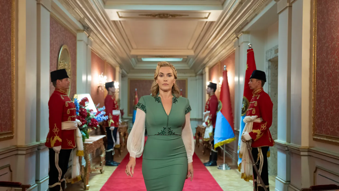Elena, interpretada por Kate Winslet, caminando por el palacio en The Regime
