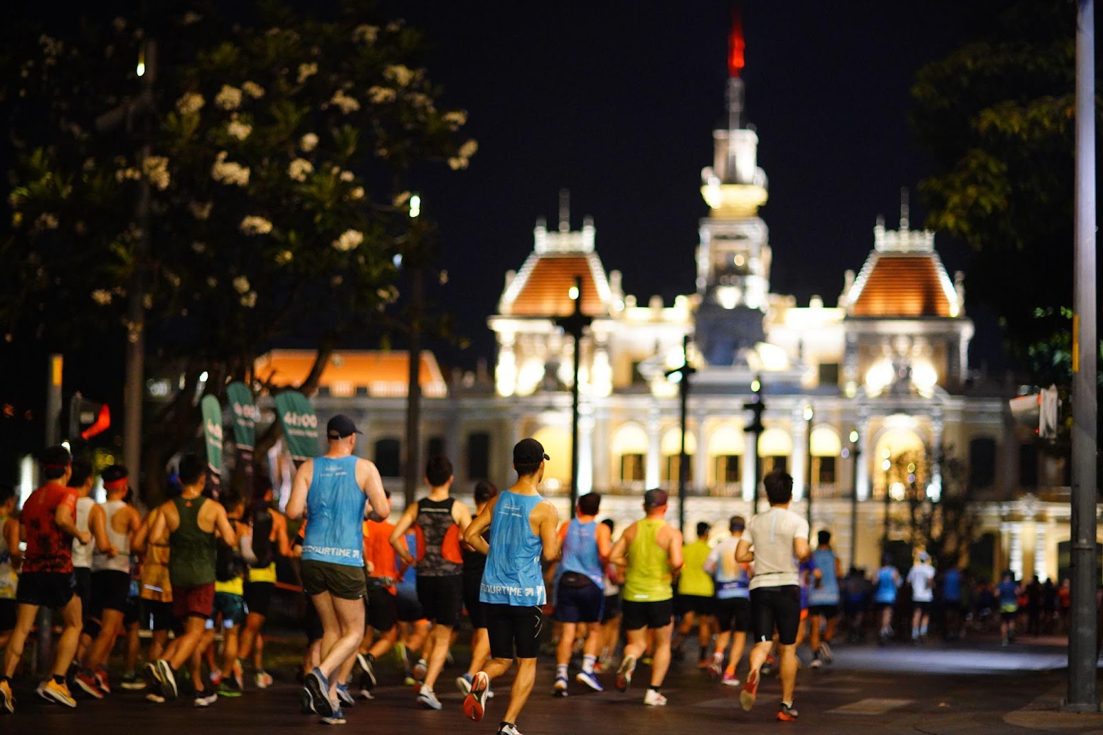  Hàng ngàn người chạy bộ mở đầu năm mới 2024 cùng HCMC Marathon