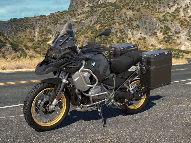 moto BMW R1250GS equipada con valijas de aluminio con extensiones