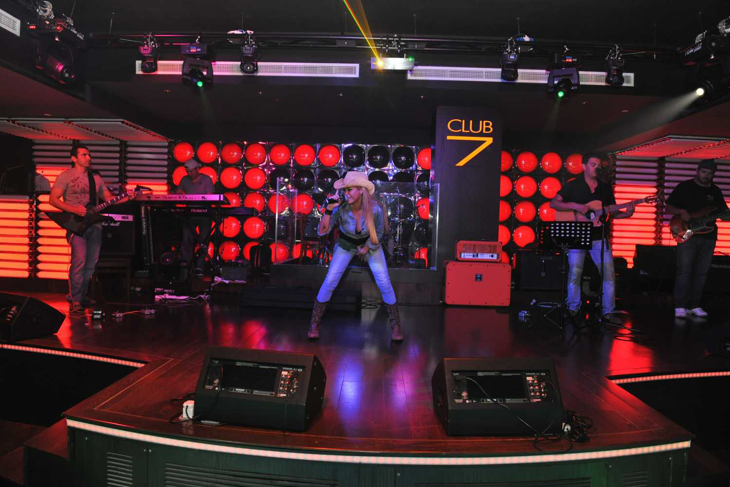 Club Se7even: Night Clubs in Dubai without Entry Charges