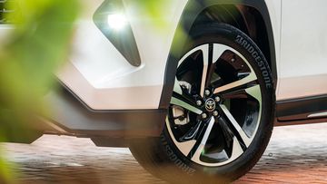 Thân xe Toyota Yaris Cross 2024 còn tăng phần hầm hố với cụm la-zăng 18 inch