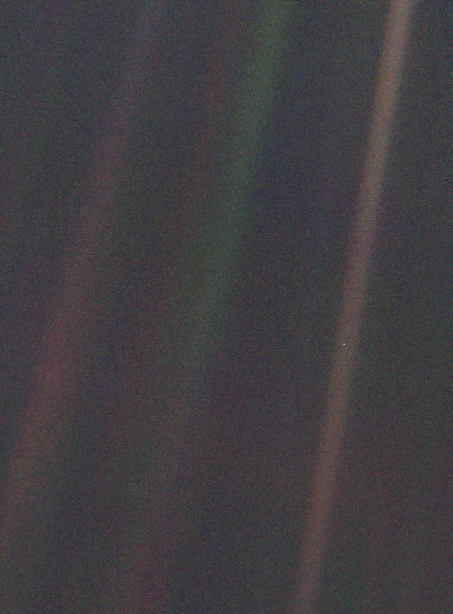 Тъмно сива и черна статика с цветни вертикални лъчи на слънчева светлина върху част от изображението.  Малка бледосиня светлинна точка е едва видима.