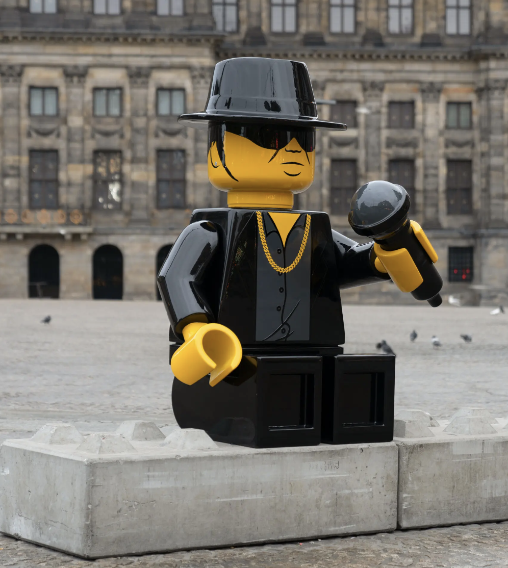 Photo of a sculpture by Frank de Ruwe featuring Dutch folk singer André Hazes in Lego form.