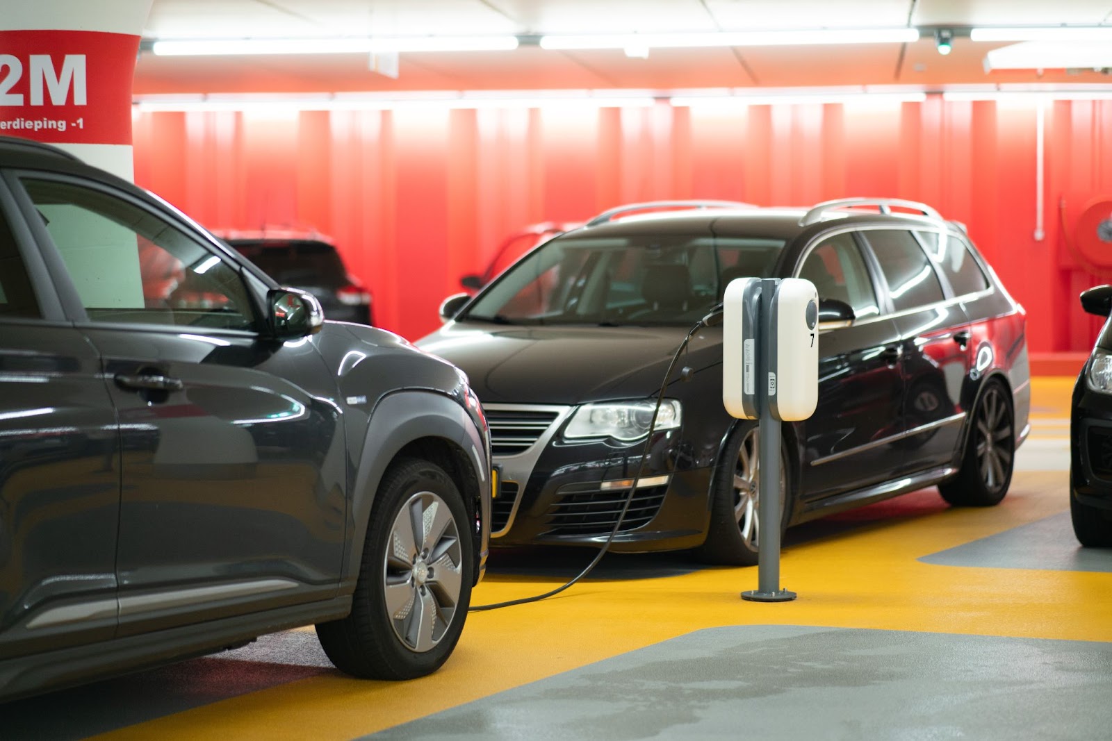 Cum diferă mașinile hybrid de cele electrice