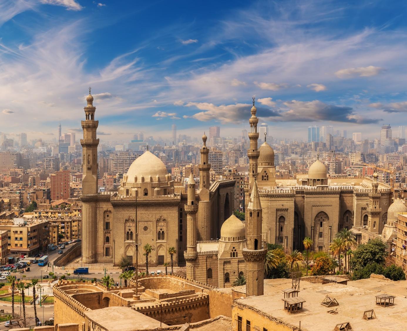 Meczet w egipskim mieście, miasto z islamską budowlą, meczet z minaretami