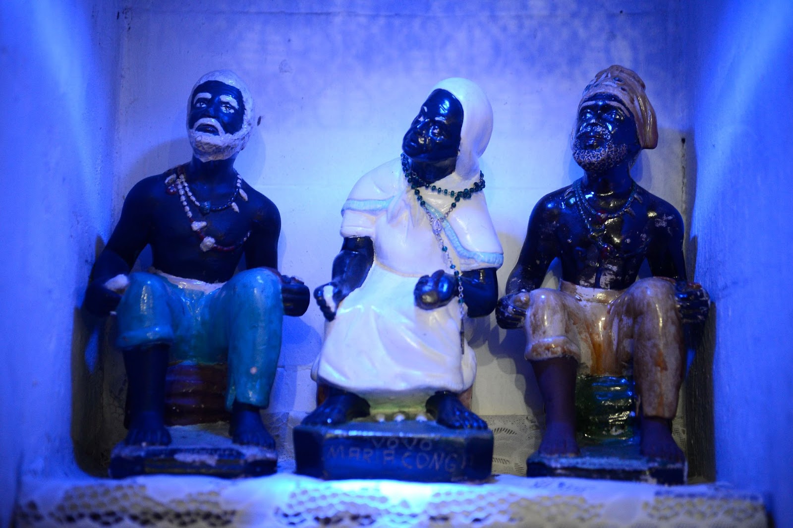 a vida após a morte na umbanda. arte umbandista: três figuras representam dois homens e uma mulher com vestes cerimoniais.