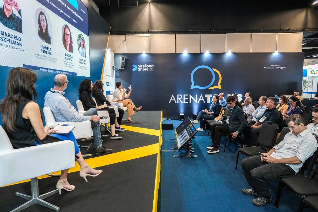 Pessoas sentadas em cadeirasDescrição gerada automaticamente com confiança média