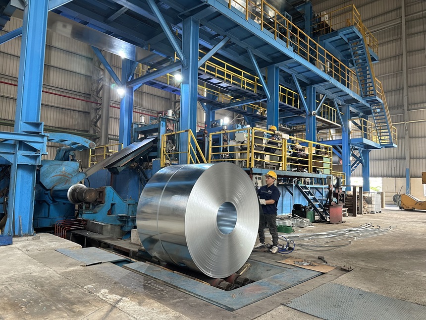 Thép mạ kẽm là nguyên liệu chính sản xuất ống thép mạ kẽm tại Nhà máy Mỹ Việt