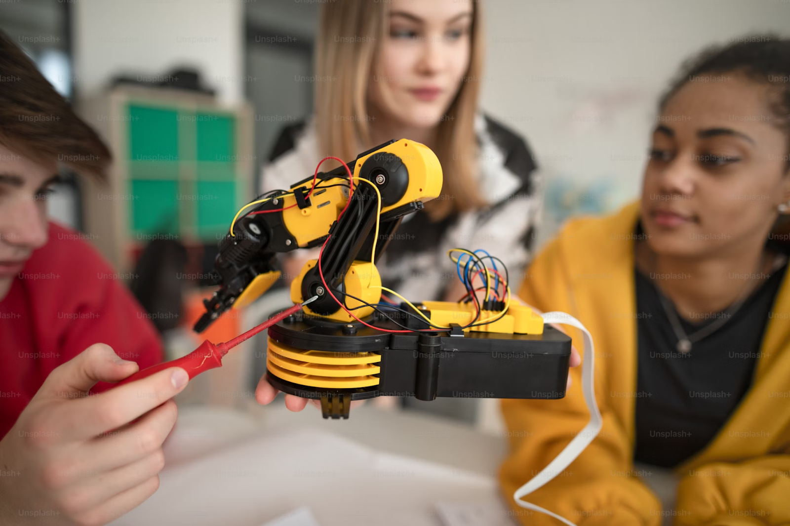 Edtech: grupo de estudantes em aula de robótica