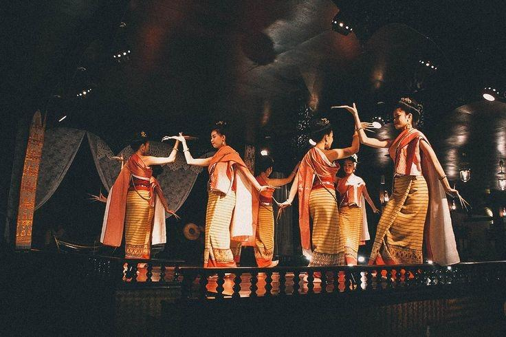 Điệu múa móng tay uyển chuyển của những cô gái Thái