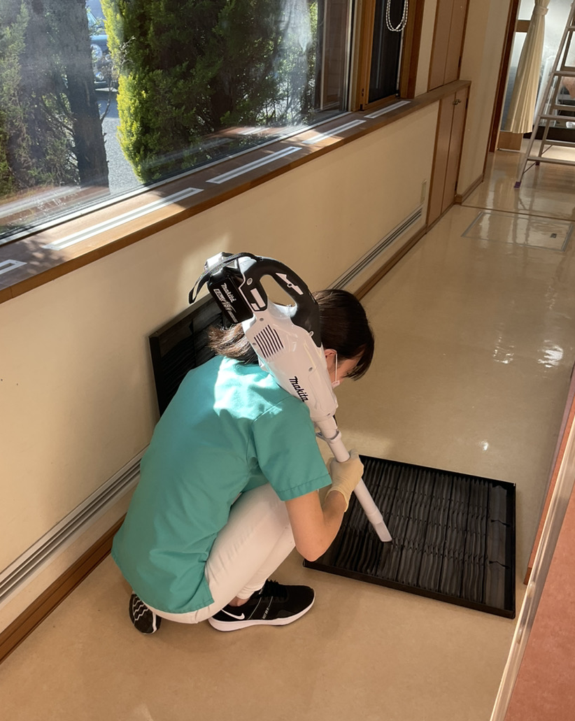 屋内, 人, 窓, 座る が含まれている画像

自動的に生成された説明